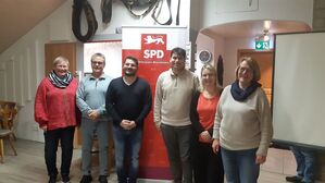 Mitglieder des neugewählten Vorstands mit Malik Tümkaya